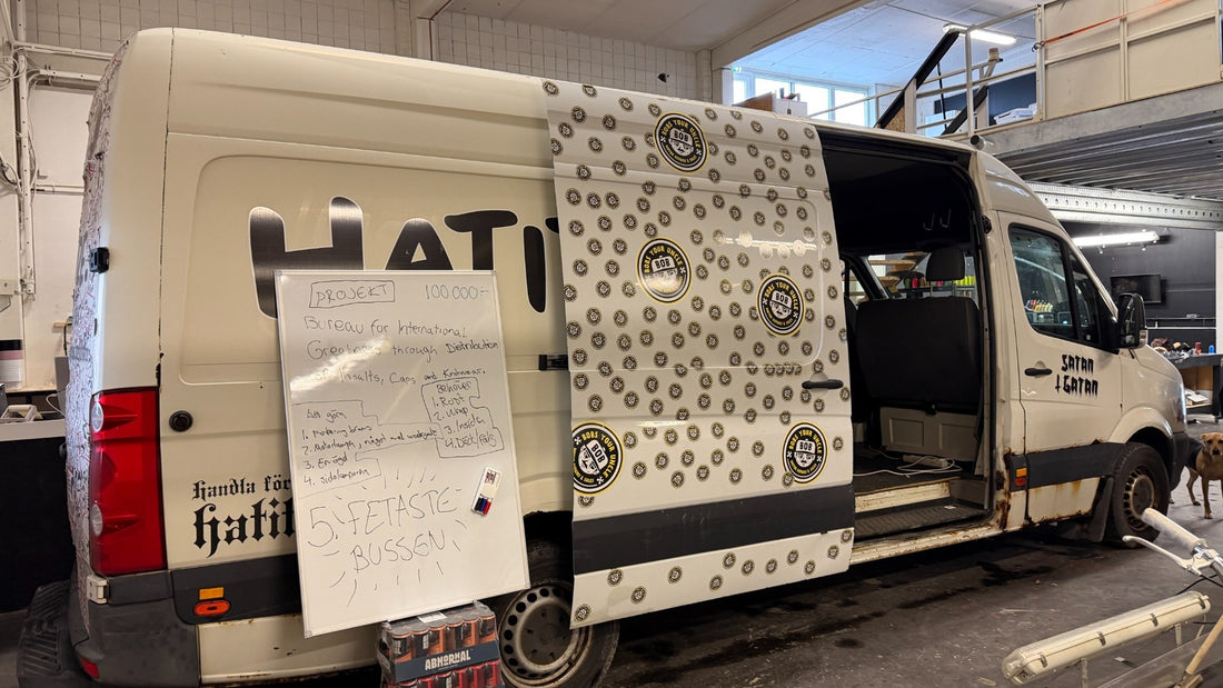Hatitudes Volkswagen Crafter från 2008 i verkstaden före ombyggnaden, med öppen skjutdörr.