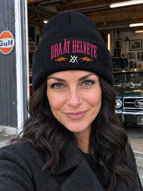 DAH PERSON HCB-BLK-DAH | Dra åt helvete – Svart Hatitude Cuffed Beanie | 10.5x5.56cm