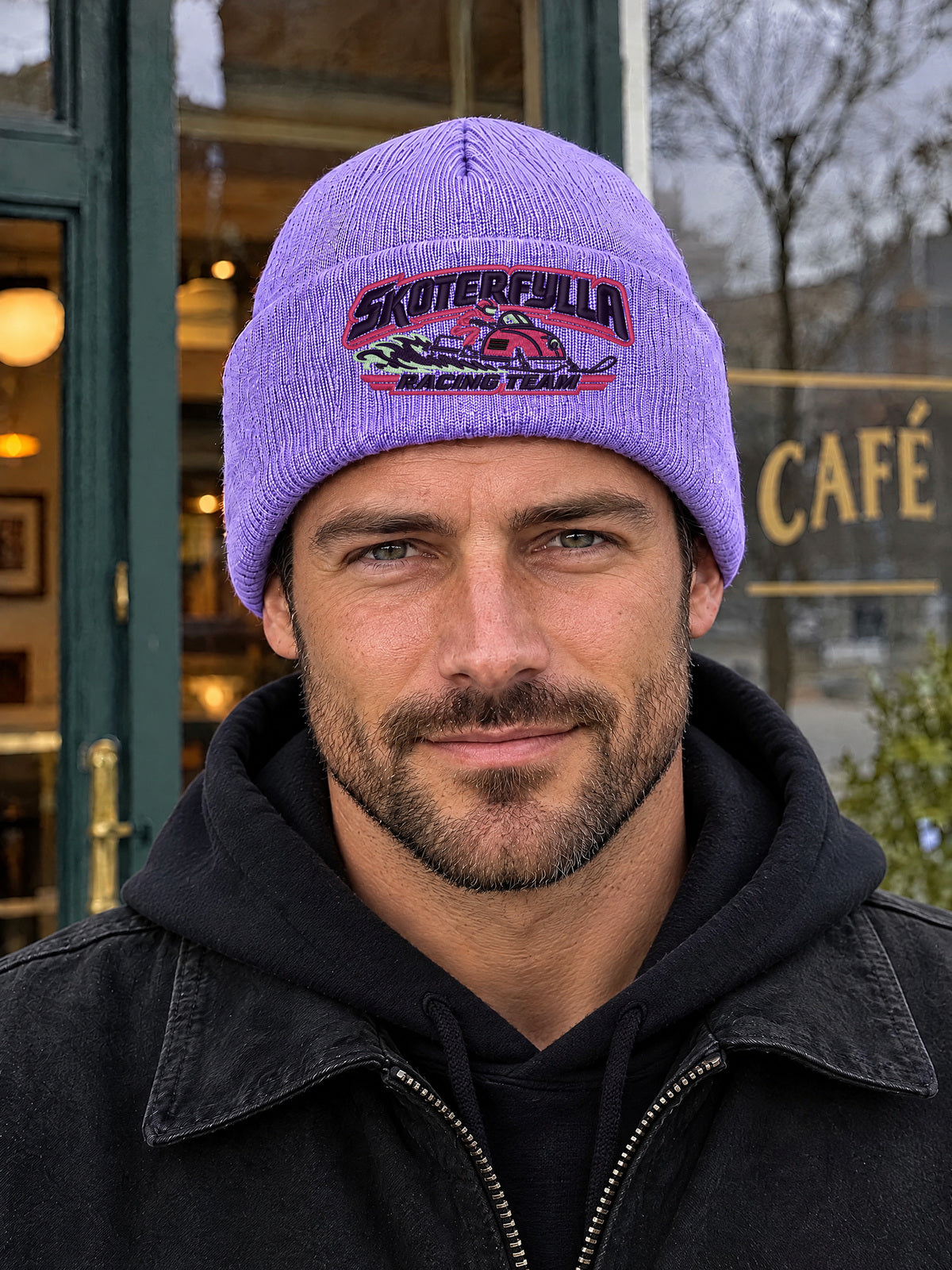 SRT PERSON HCB-LAV-SRT | Skoterfylla Racing Team – Lavendel Hatitude Cuffed Beanie | 10.56x4.70cm