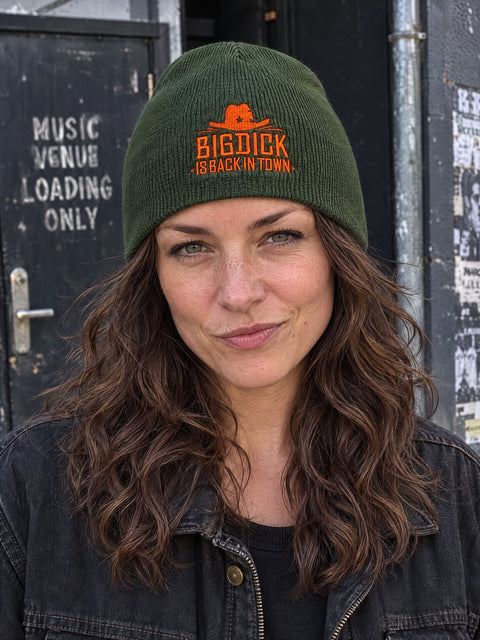 Big Dick Is Back In Town – olivgrön Hatitude Beanie utan uppvik på person