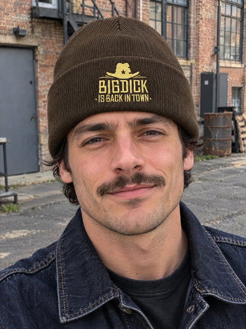 Big Dick Is Back In Town – brun Cuffed Beanie på vuxen person.