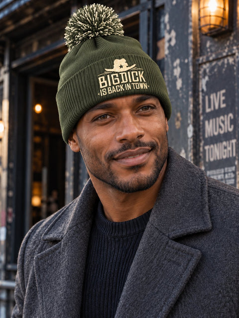 Big Dick Is Back In Town – Mossgrön Pom Pom Beanie, personbild