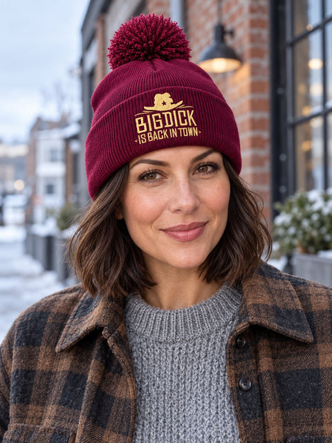 Big Dick Is Back In Town – Vinröd Pom Pom Beanie, personbild