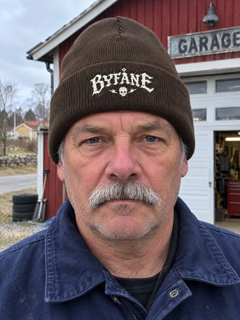Byfåne – brun Cuffed Beanie på vuxen person.