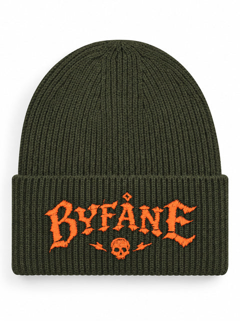 Byfåne – Hatitude Oversized Cuffed Beanie Olivgrön, brodyr framifrån