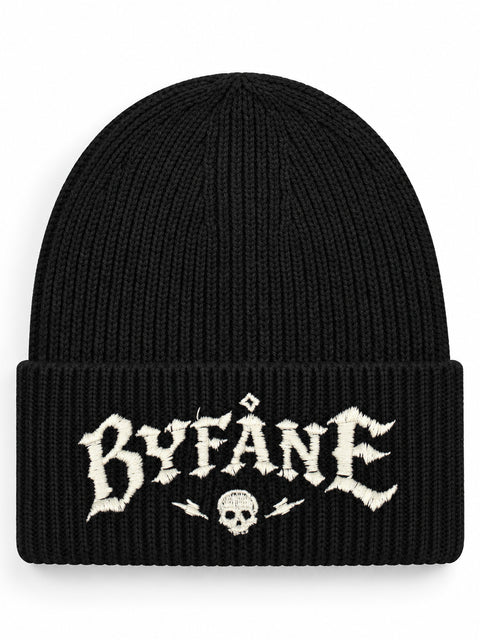 Byfåne – Hatitude Oversized Cuffed Beanie Svart, brodyr framifrån