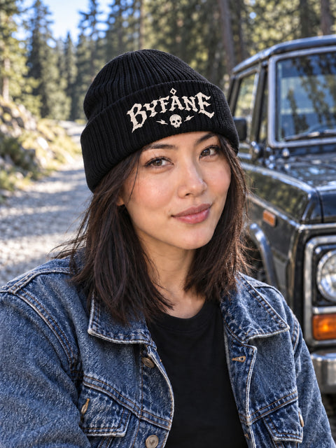 Byfåne – Hatitude Oversized Cuffed Beanie Svart, på modell