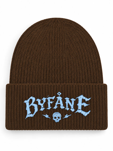 Byfåne – Hatitude Oversized Cuffed Beanie Valnöt, brodyr framifrån