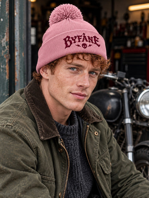 Byfåne – Rosa Pom Pom Beanie, personbild