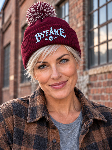 Byfåne – Vinröd Pom Pom Beanie, personbild