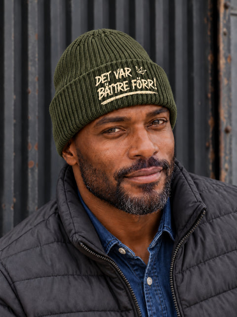 Det var bättre förr! – Hatitude Oversized Cuffed Beanie Olivgrön, på modell