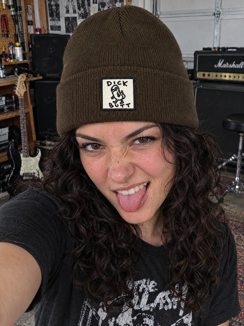 Dick Butt – brun Cuffed Beanie på person.