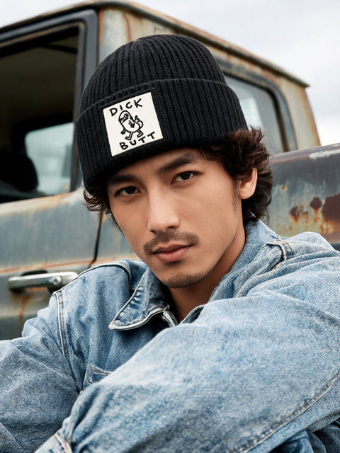 Dick Butt – Hatitude Oversized Cuffed Beanie Svart, på person