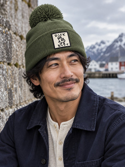 Dick Butt – Mossgrön Pom Pom Beanie, personbild