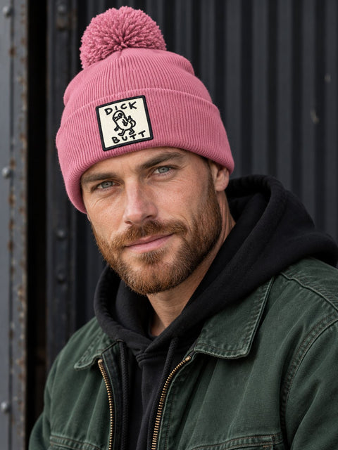 Dick Butt – Rosa Pom Pom Beanie, personbild
