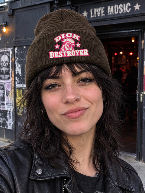 Dick Destroyer – brun Cuffed Beanie på person.