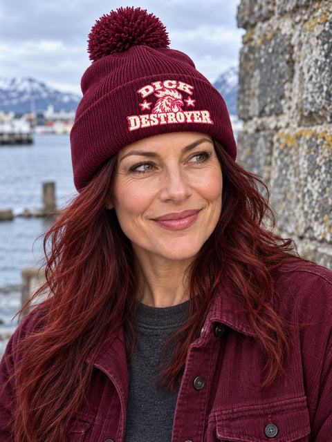 Dick Destroyer – Vinröd Pom Pom Beanie, personbild