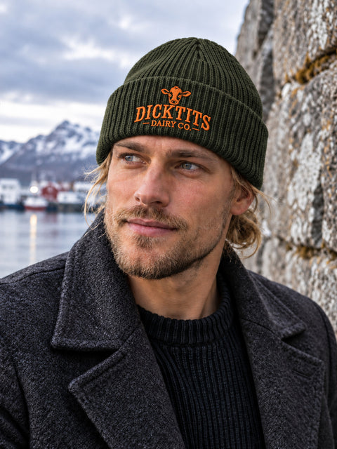 Dicktits Dairy Co. – Hatitude Oversized Cuffed Beanie Olivgrön, på modell