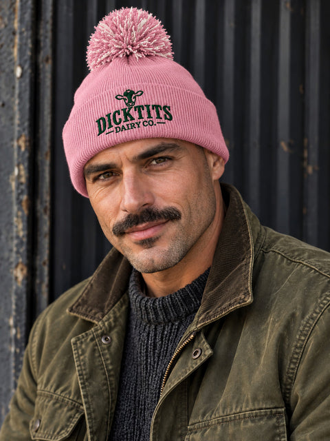 Dicktits Dairy Co. – Rosa Pom Pom Beanie, personbild