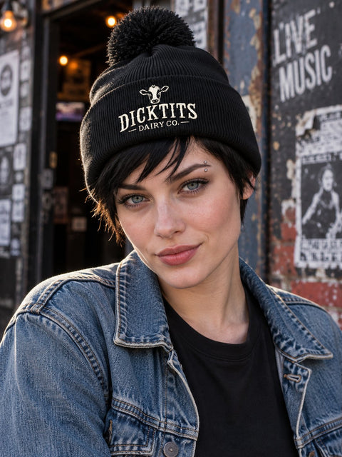 Dicktits Dairy Co. – Svart Pom Pom Beanie, personbild