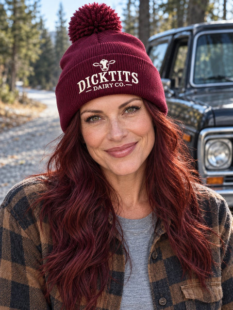 Dicktits Dairy Co. – Vinröd Pom Pom Beanie, personbild