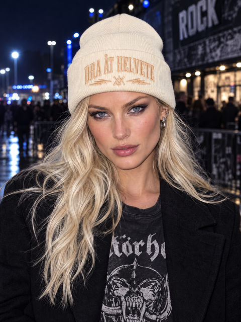 Dra åt helvete – Off White Cuffed Beanie med Ecru brodyr på person