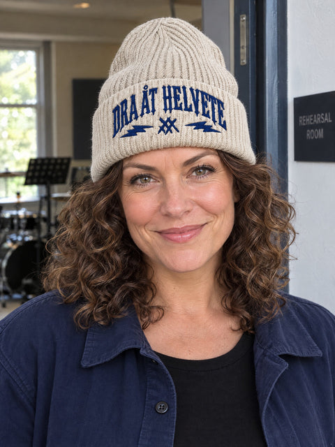 Dra åt helvete – Hatitude Oversized Cuffed Beanie Havre, på modell