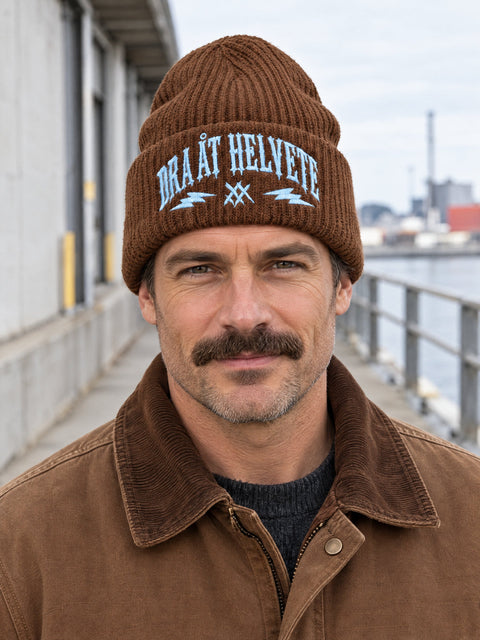 Dra åt helvete – Hatitude Oversized Cuffed Beanie Valnöt, på modell
