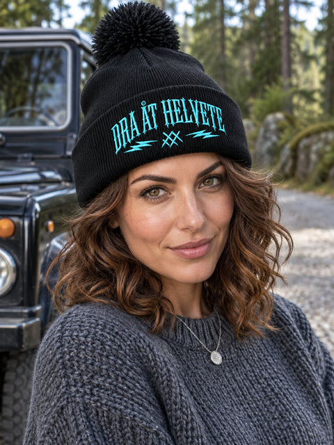 Dra åt helvete – Svart Pom Pom Beanie, personbild
