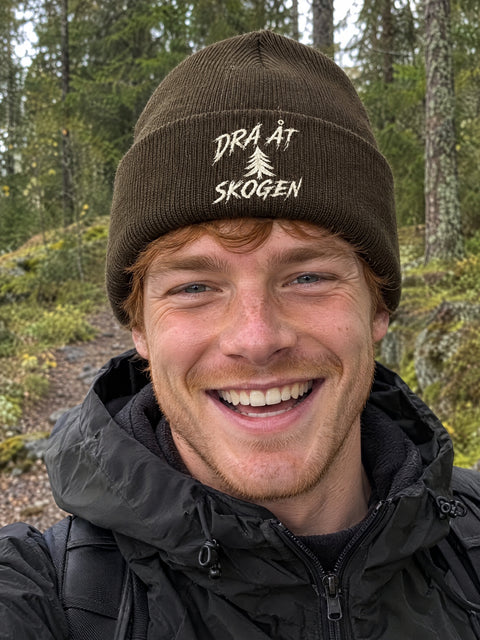 Dra åt skogen – brun Cuffed Beanie på vuxen person.
