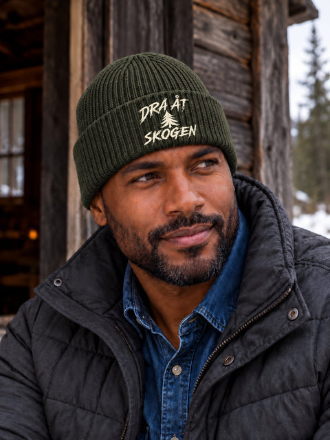 Dra åt skogen – Hatitude Oversized Cuffed Beanie Olivgrön, på modell