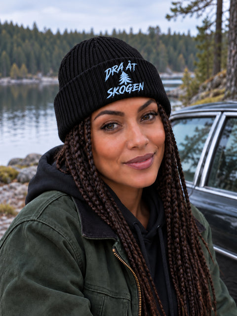 Dra åt skogen – Hatitude Oversized Cuffed Beanie Svart, på modell
