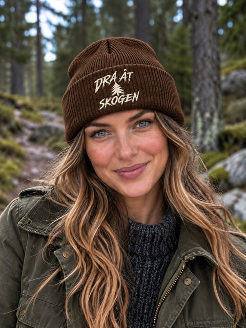 Dra åt skogen – Hatitude Oversized Cuffed Beanie Valnöt, på modell