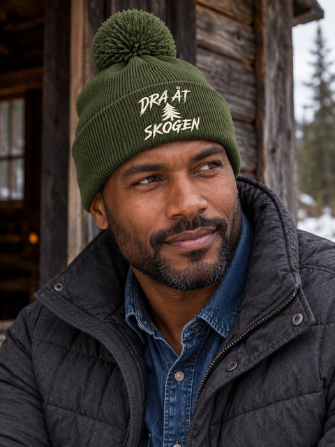 Dra åt skogen – Mossgrön Pom Pom Beanie, personbild
