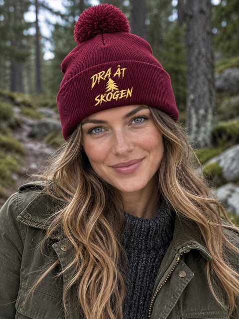Dra åt skogen – Vinröd Pom Pom Beanie, personbild