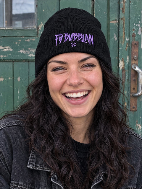 Fy bubblan på svart Hatitude Beanie, buren av en yngre vuxen.