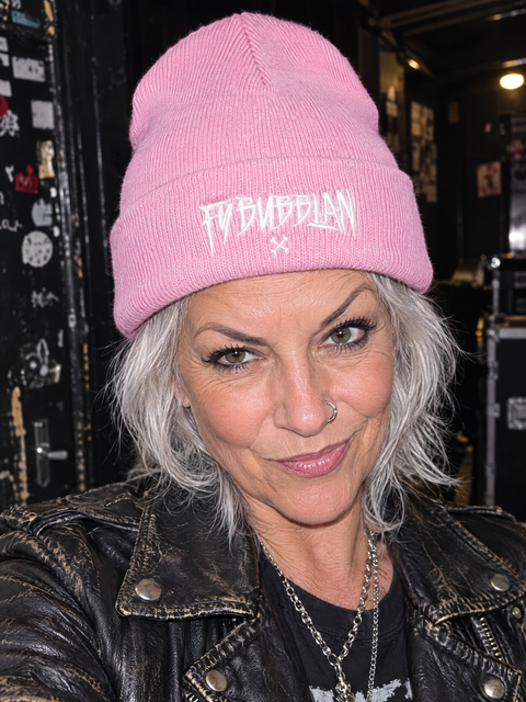 Fy bubblan – rosa mössa med vit brodyr på modell