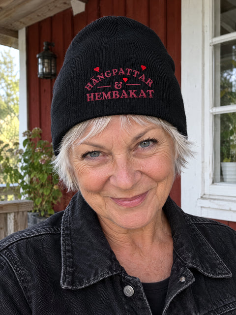 Hängpattar & Hembakat – svart Hatitude Beanie utan uppvik på person