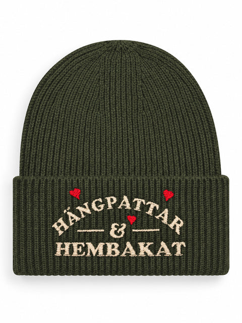 Hängpattar & Hembakat – Hatitude Oversized Cuffed Beanie Olivgrön, brodyr framifrån