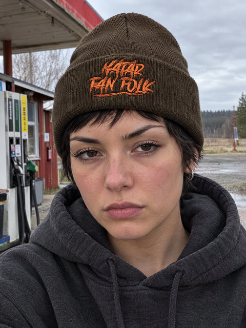 Hatar fan folk – brun Cuffed Beanie på vuxen person.