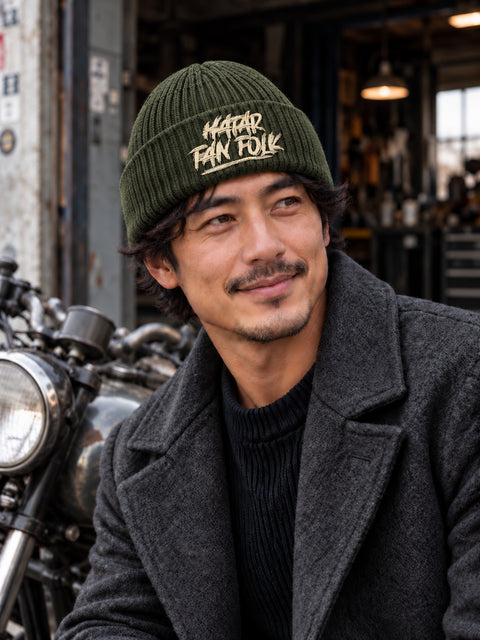 Hatar fan folk – Hatitude Oversized Cuffed Beanie Olivgrön, på modell