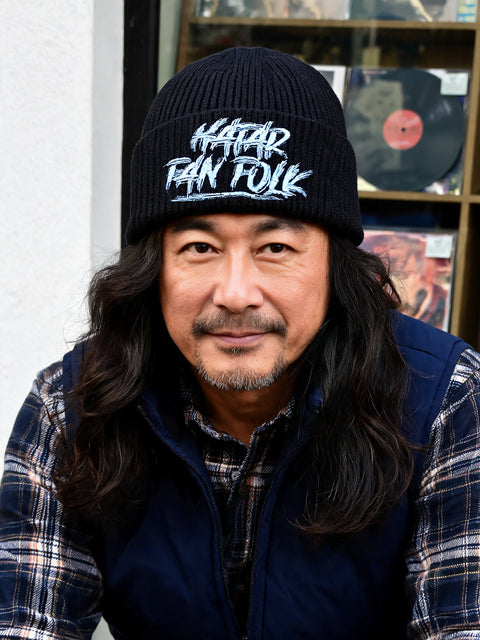 Hatar fan folk – Hatitude Oversized Cuffed Beanie Svart, på modell