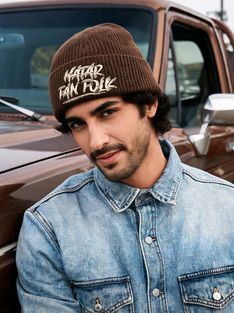 Hatar fan folk – Hatitude Oversized Cuffed Beanie Valnöt, på modell