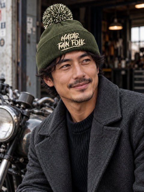 Hatar fan folk – Mossgrön Pom Pom Beanie, personbild