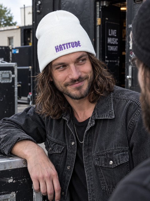 Vit Hatitude Beanie utan uppvik med lila brodyr – på modell