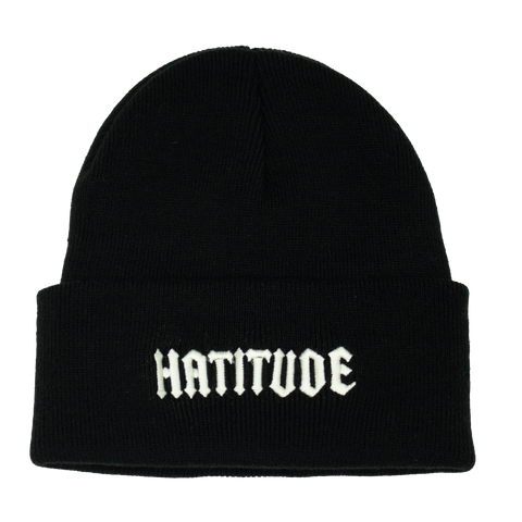 Hatitude svart mössa med offwhite HATITUDE-brodyr fram