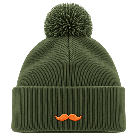 Hatitude Pom Pom Beanie – Mossgrön, brodyr på baksidan