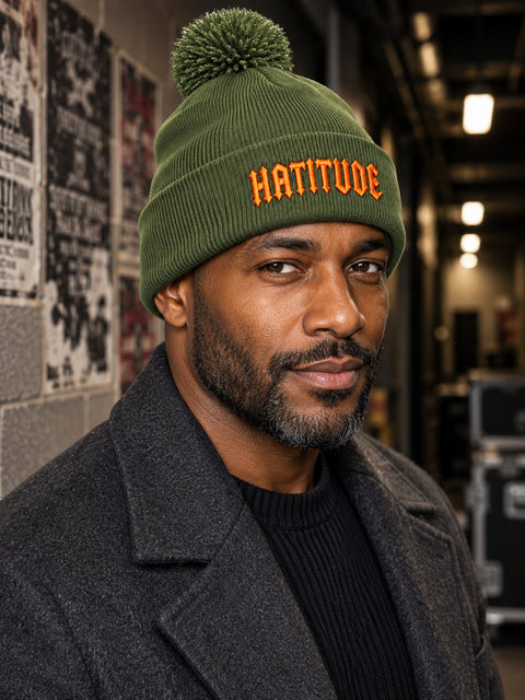 Hatitude – Mossgrön Pom Pom Beanie, personbild
