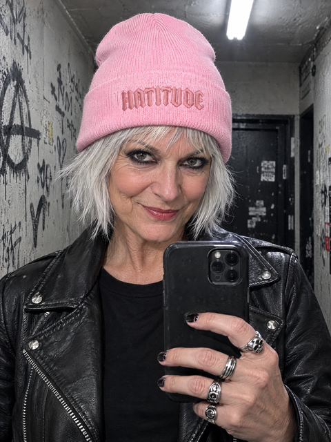 Rosa Hatitude-mössa på punkkvinna vid en livescen