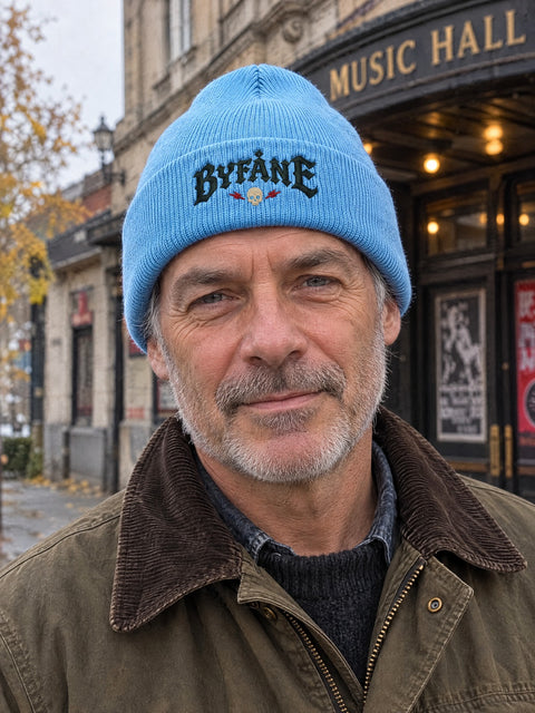BYF PERSON 1050x463 – Byfåne, Baby Blue, Hatitude Cuffed Beanie. Brodyr 10,5 × 4,63 cm.